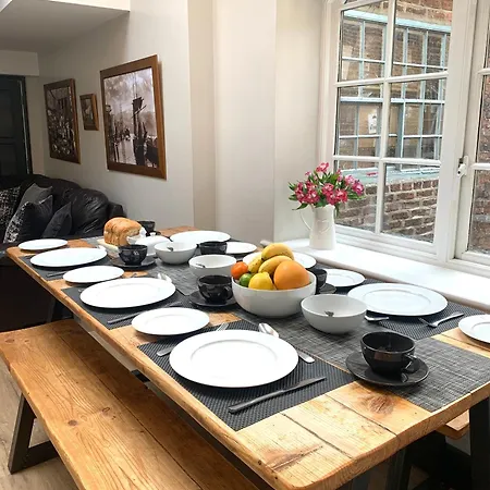 89a Church Street - Luxury One Bed With Roof Terrace Уитби