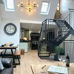 89a Church Street - Luxury One Bed With Roof Terrace