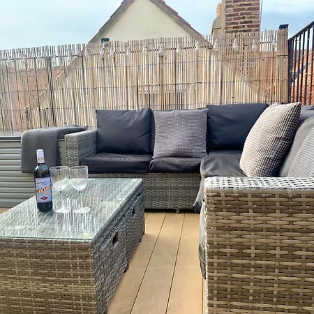 89a Church Street - Luxury One Bed With Roof Terrace וויטבי