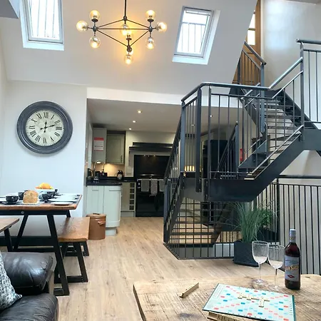 89a Church Street - Luxury One Bed With Roof Terrace