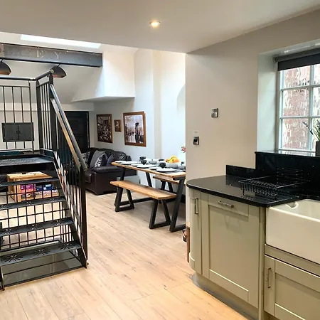 89a Church Street - Luxury One Bed With Roof Terrace