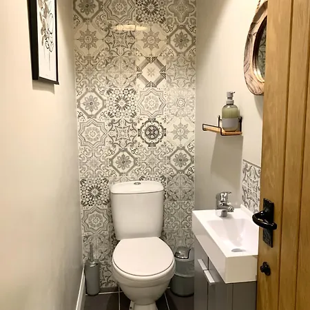 89a Church Street - Luxury One Bed With Roof Terrace