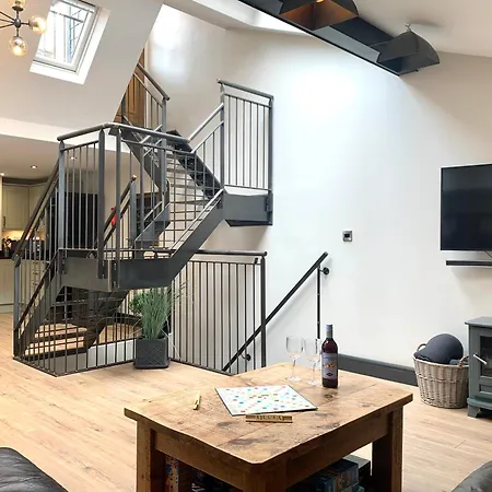 89a Church Street - Luxury One Bed With Roof Terrace